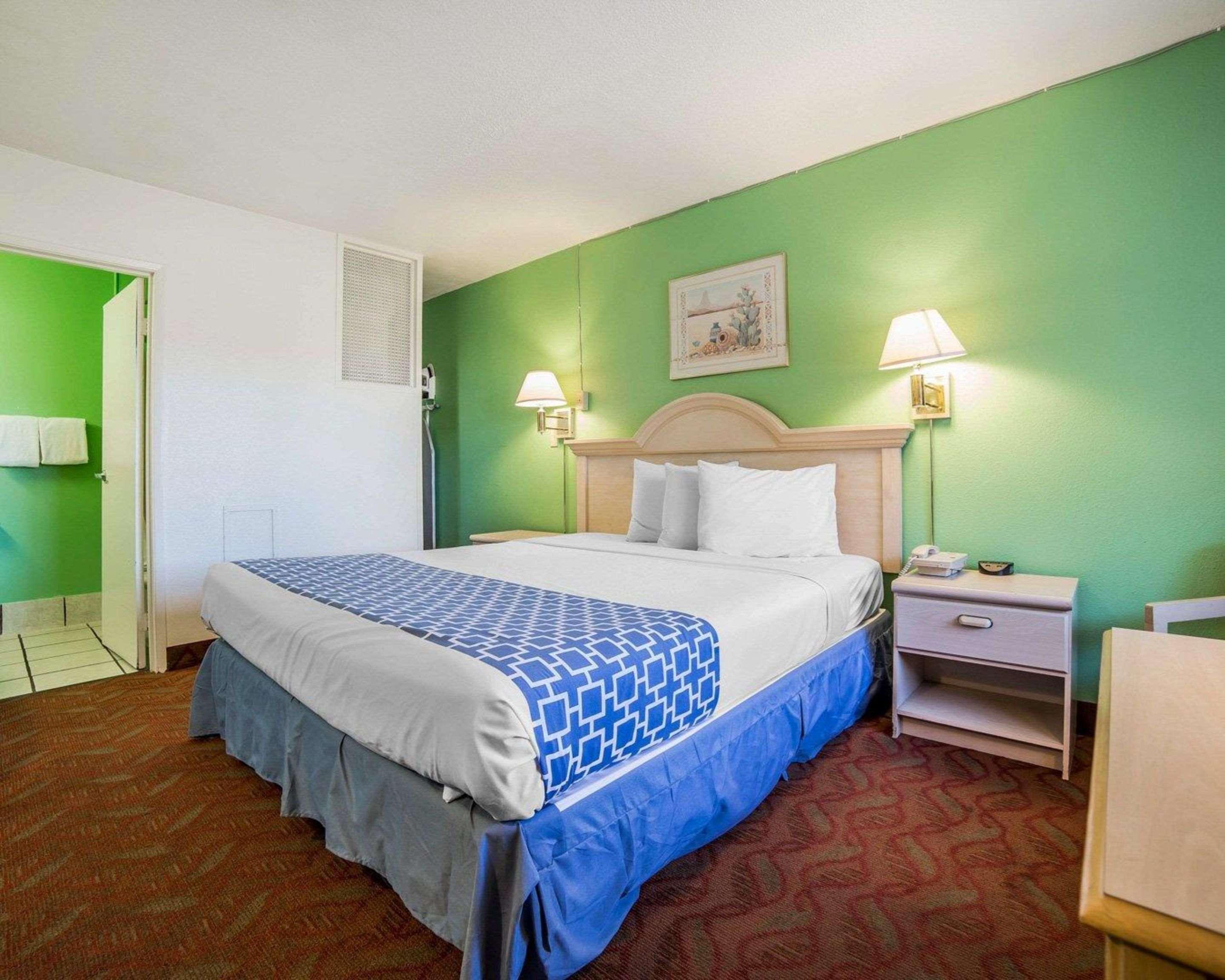 Econo Naval Air Station Area Lodge