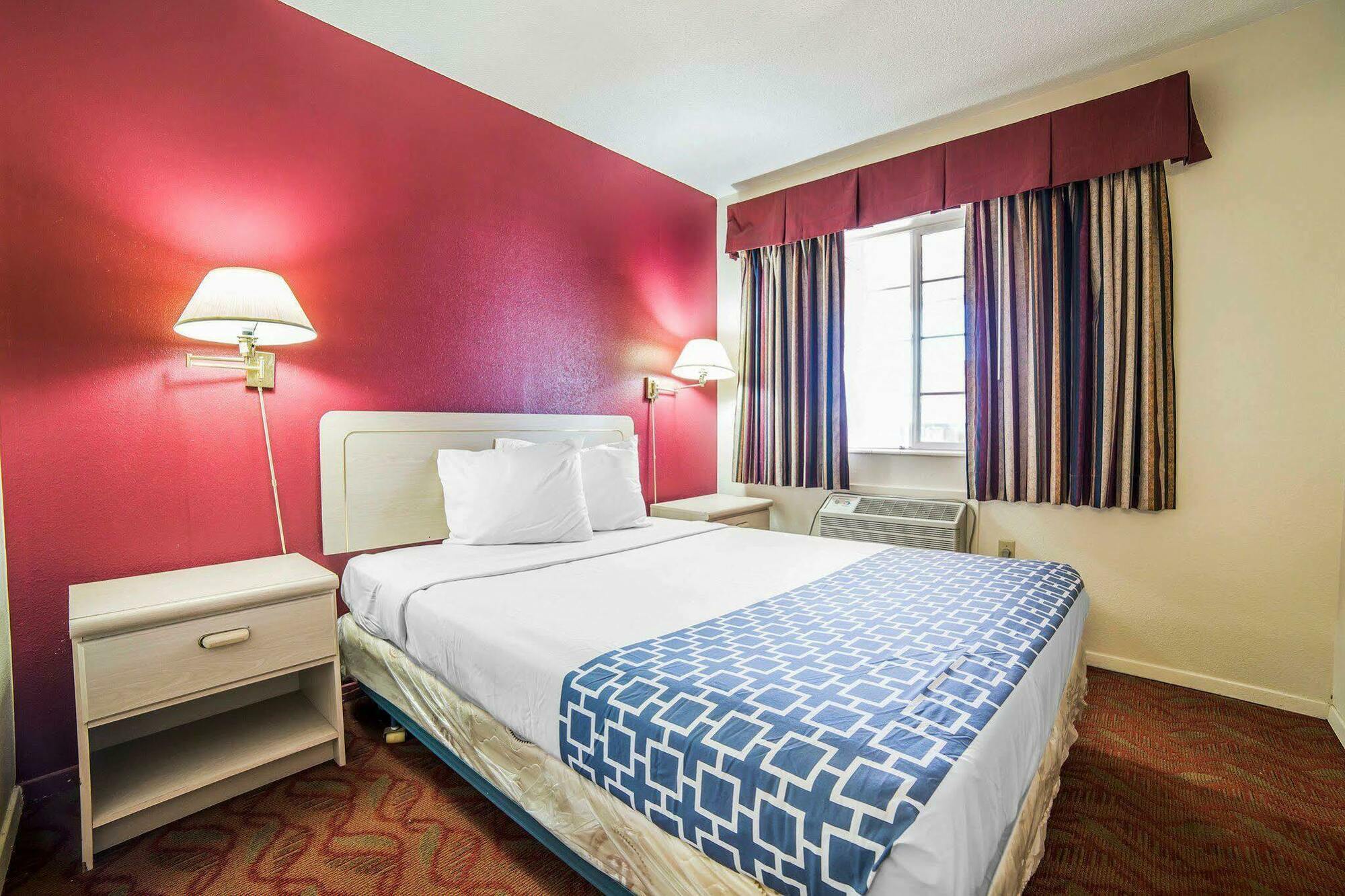 Econo Naval Air Station Area Lodge