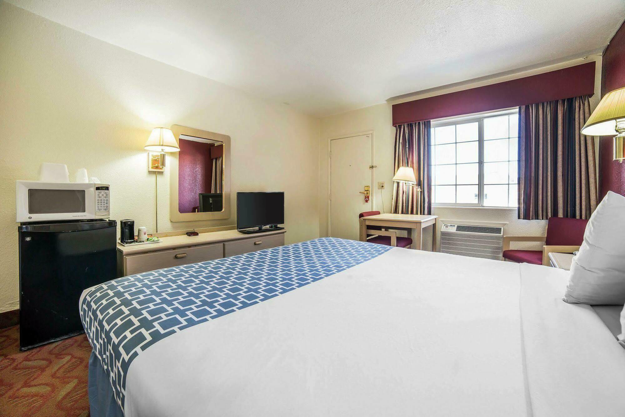 Lodge Econo Naval Air Station Area *